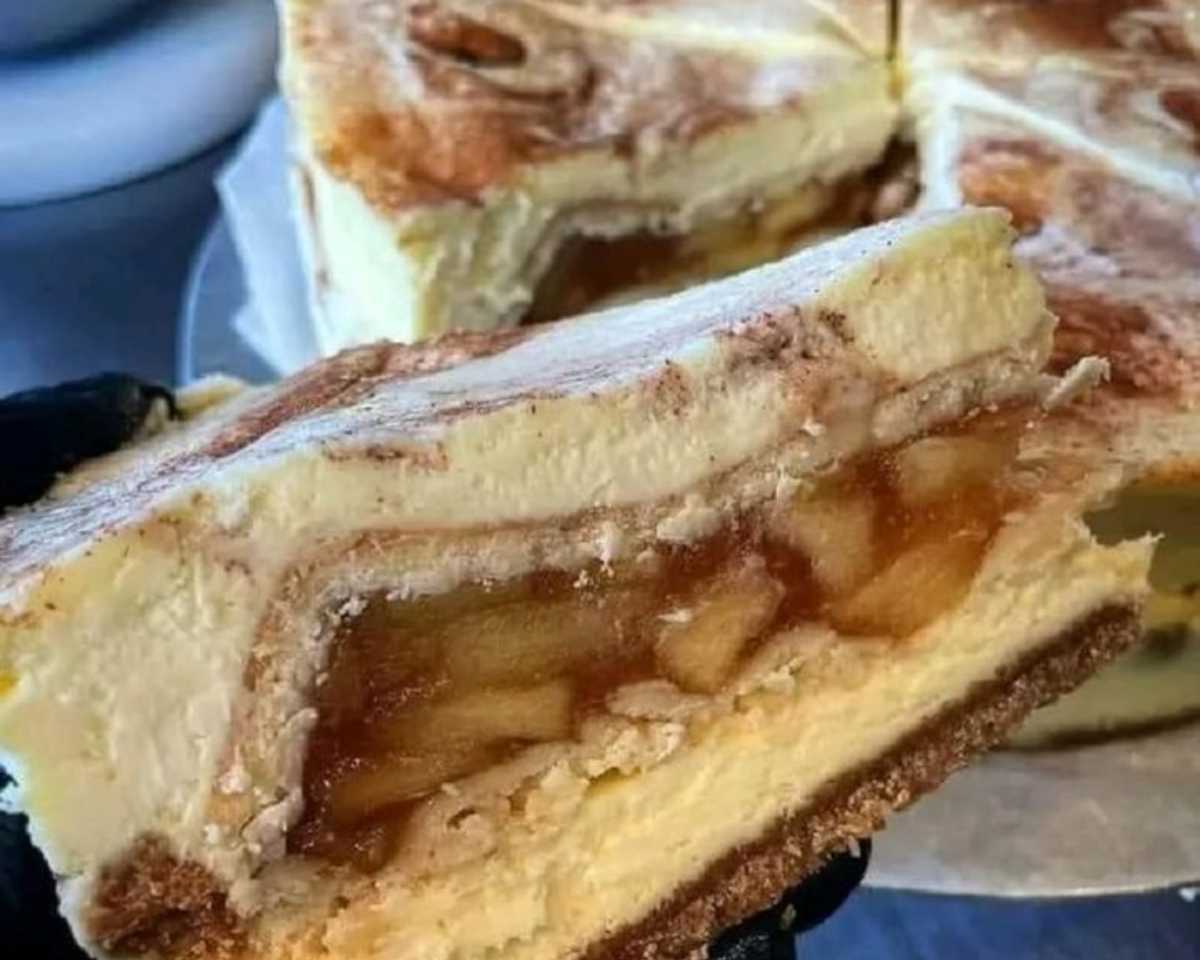 Apple Pie Stuffed Cheesecake